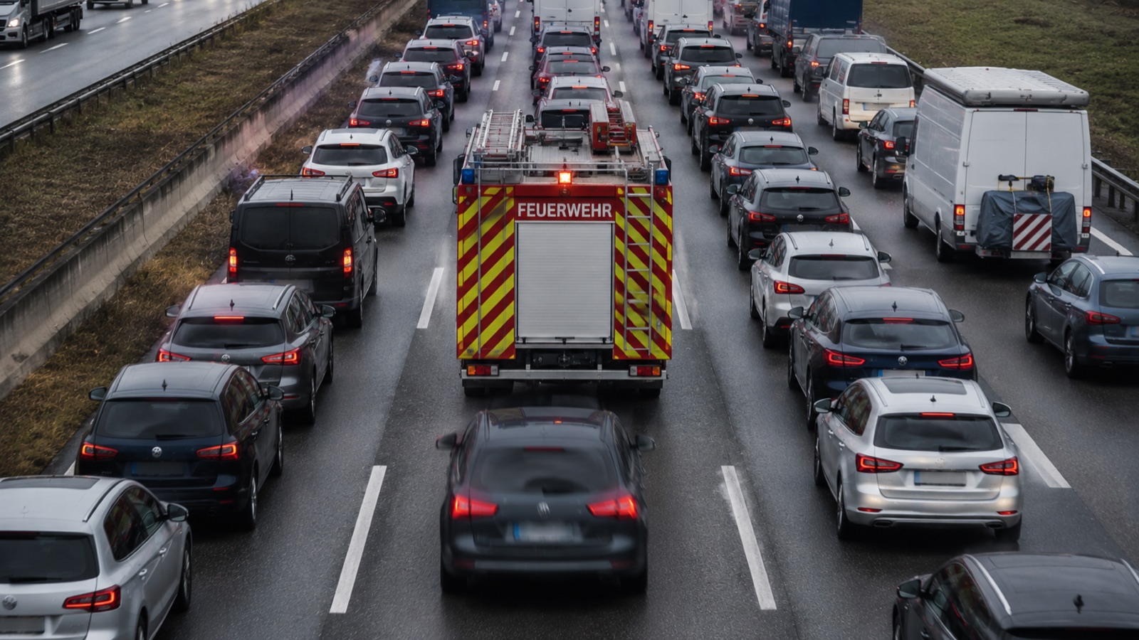Unerlaubtes Einscheren: ein PKW folgt dicht hinter einem Feuerwehrfahrzeug durch die Rettungsgasse